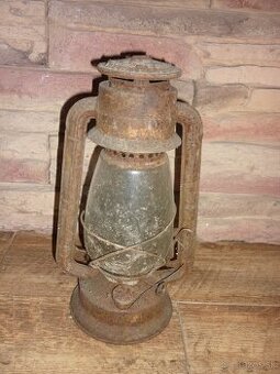 Petrolejová lampa.