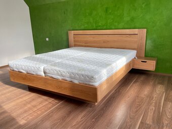 Dubová posteľ s úložným priestorom a stolíkmi