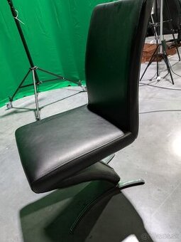 Predám: 4 čierne kožené jedálenské stoličky