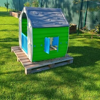 Záhradný, detský domcek.