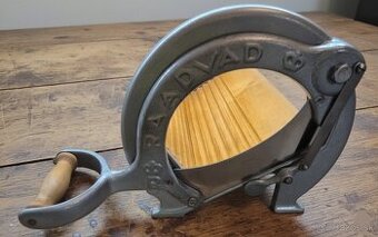 Vintage krájač na chlieb Raadvad z roku 1950