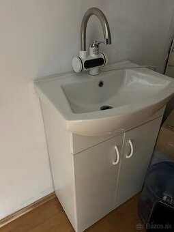 Kúpelnová skrinka s umývadlom