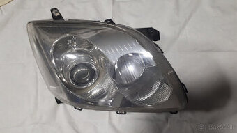 Toyota Avensis T25 2003 ,pravy svetlomet 2003