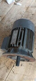 motor a motor s prevodovkou