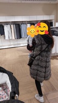 Dlhá sivá kožušinová vesta