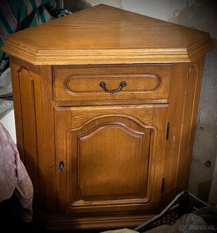 Rohová drevená skrinka