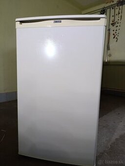Malá chladnička, staršia, funkčná