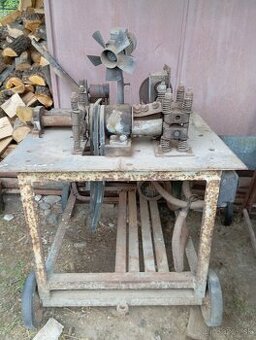 Stroj na výrobu nasad.