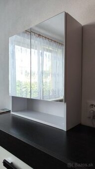 Zrkadlová skrinka nad umývadlo