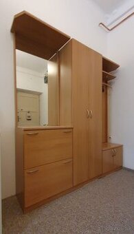 Zachovalá šatníková skriňa z drevotriesky