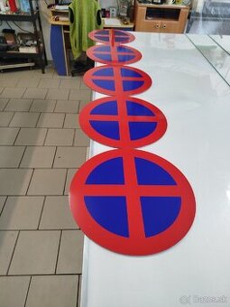 Dopravná značka zákaz zastavenia