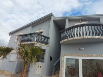 Chorvátsko, 100 metrov od mora, garsónka s terasou.