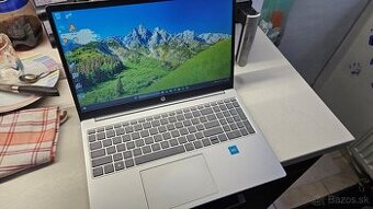 Zachovalý 15 palcový HP notebook