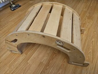 Drevená hojdačka s hrázdou