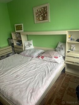 Manželská posteľ s matracmi a nočnými stolíkmi