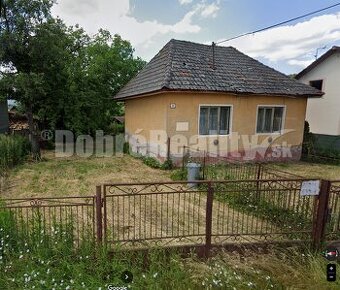 Veľký stavebný pozemok s rodinným domom v tichom prostredí .