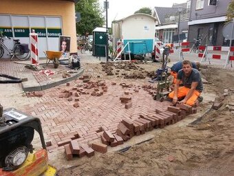 Holandsko – zámkové dlažby, pomocní pracovníci