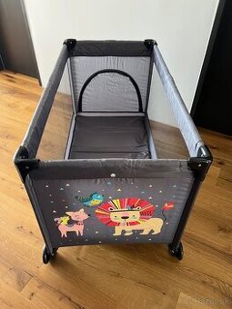 Postieľka cestovná PETITE&MARS Koot +cestovný matrac Chicco