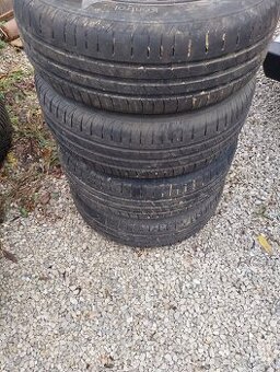 Predám na pneu 195/65R15
