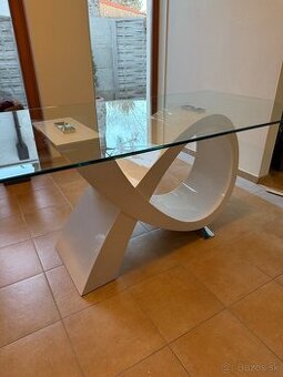 Dizajnový jedálenský stôl