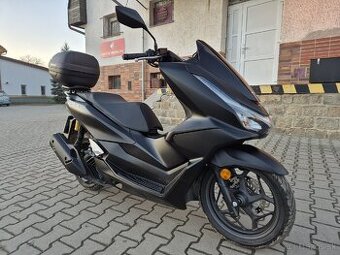 Prodám Honda PCX125 DX, r. v. 2025, ABS, TC, ČR, 2017km