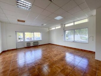 Obchodný priestor v centre mesta na prenájom, Vráble