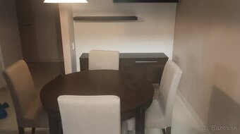 Rozťahovací okrúhly stôl a stoličky