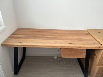Pracovny stol masiv