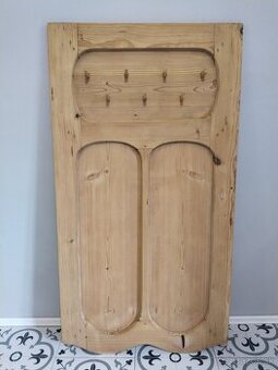 Stará věšáková stěna