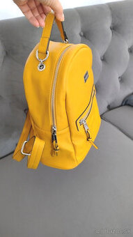 kožený batoh nielen do mesta zn.  pull&bear