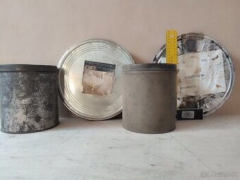 Staré plecové krabice.