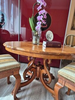 Starožitný konferenčný stolik, 2 taburetky