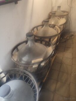 Fľaše na víno s košom