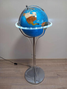 Glóbus svietiaci otáčajúci sa