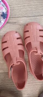 Balík topánok barefoot dievčatko