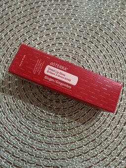 Lesk na pery Doterra