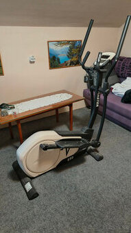 Dva fitness cvičiace stroje