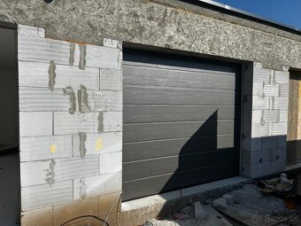 Murovaná garáž s elektrickou bránou - murovaná