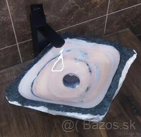 umývadlo v kúpeľni tmavo ružová