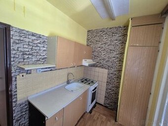 1-IZBOVÝ BYT S BALKÓNOM V KN.