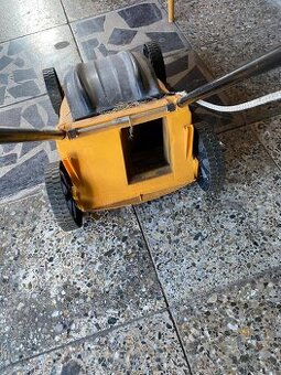 Predam elektricku kosačku na travnik