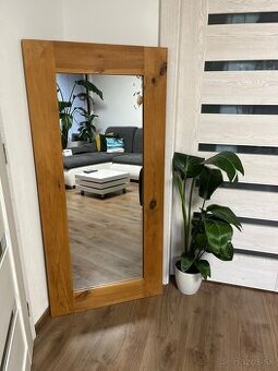 Zrdkadlo s masívnym dreveným rámom