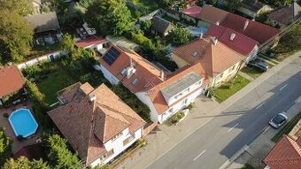 🏡 Na predaj výnimočný 8-izbový rodinný dom v Lozorne - 1