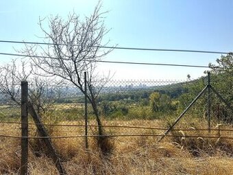 Pozemok 951 m2 v krásnom prostredí nad mestom Veľký Varan