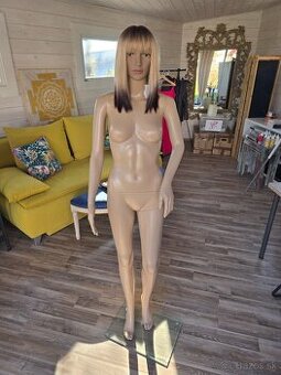 Figurína s parochňou