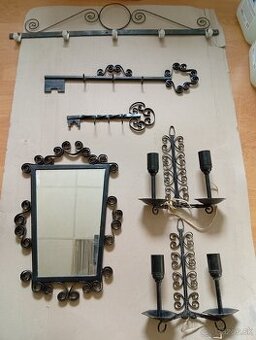 Predám starožitné  zrkadlá a vešiaky