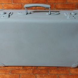 Drevený kufrík cena 10€ -má preliačinu-len osobný odber v BA