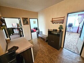 Na predaj 4i byt s balkónom v Pliešovciach.