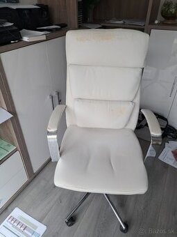 Manželská posteľ a kreslo