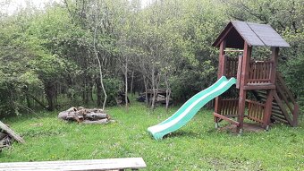 záhradný drevený domček so šmykľavkou